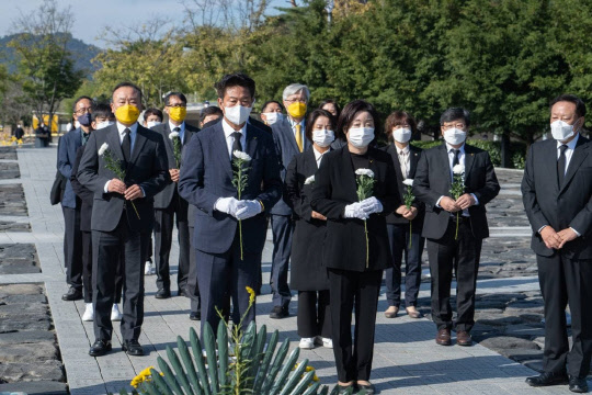 정의당 대선후보 심상정 의원이 24일 경남 봉하마을에서 고 노무현 대통령 묘소에 참배하고 있다. 정의당 제공